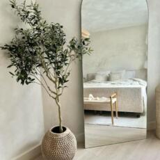 Scandinavische boogspiegel verzilverd, staand tegen de muur